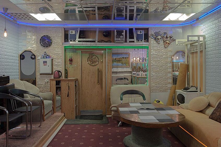 Гараж переоборудован в бар и домашний кинотеатр. На цокольном этаже — еще одна комната отдыха. Машина в гараже больше не стоит.  