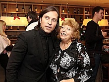 Как молодые спутники используют отношения с пожилыми звёздами