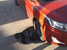 В Кудрово автомобиль чуть не провалился в образовавшуюся в асфальте яму
