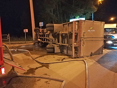 Грузовик лег на бок поперек улицы Петухова