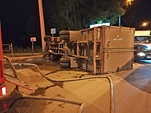 Грузовик лег на бок поперек улицы Петухова