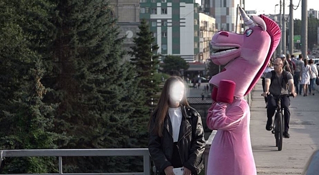 «Откровения единорога»: Уличный аниматор в Калининграде ответила на обвинения в навязывании платной фотосессии