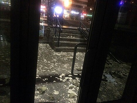 В баре в ЖК "Номад" выбило стекла и двери, 8 человек эвакуировано
