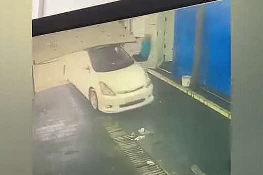 Девушка на минивэне насквозь пробила автомойку в Приморье