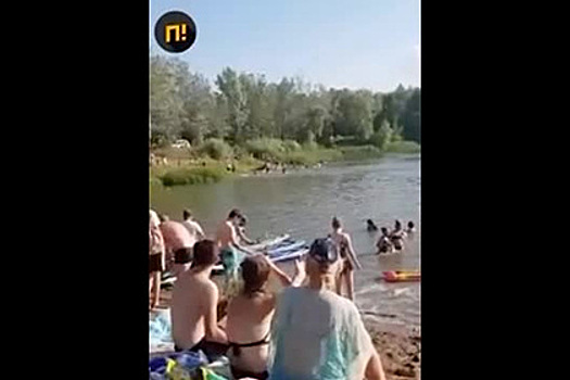 Гидроцикл влетел в толпу отдыхающих на пляже россиян и попал на видео