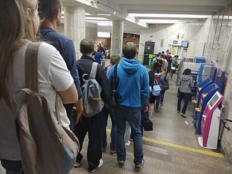 Очередь до дверей: на «Заельцовской» сломались терминалы с жетонами в метро