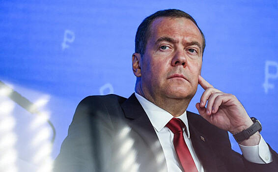 Медведев анонсировал изменение условий въезда иностранцев в РФ
