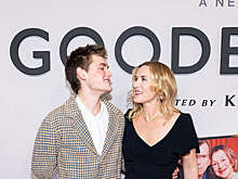 Актриса Кейт Уинслет в платье с декольте снялась с сыном Джо