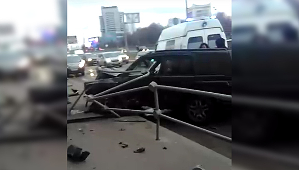 "Тупорылые!": в Москве девушка за рулем протаранила внедорожник. Видео
