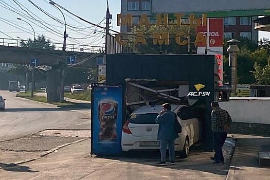 Hyundai Solaris протаранил киоск с мантами на улице Фабричной в Новосибирске