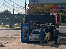 Hyundai Solaris протаранил киоск с мантами на улице Фабричной в Новосибирске