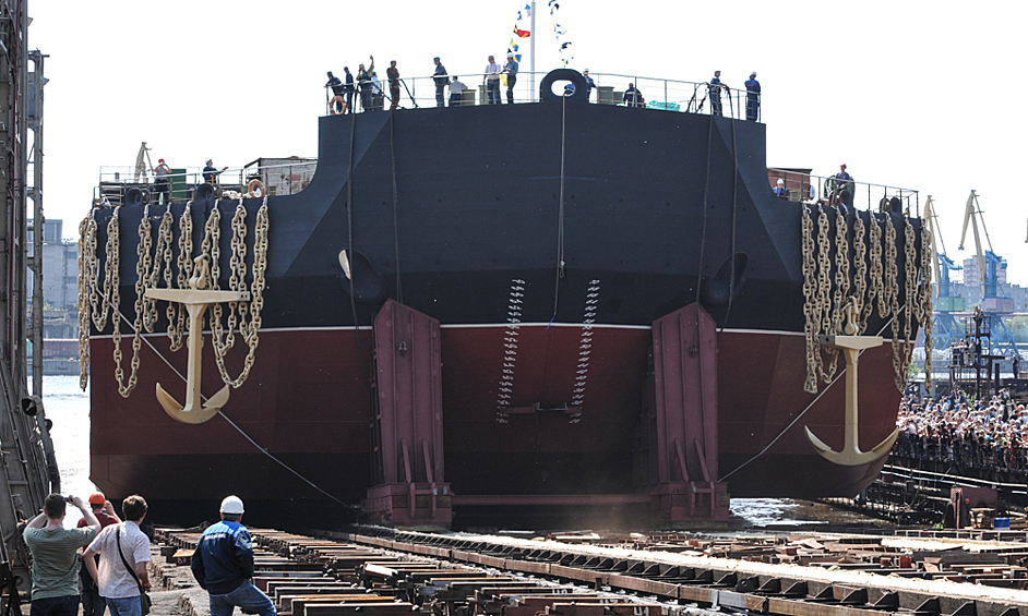 Спуск на воду головного энергоблока плавучей атомной теплоэлектростанции "Академик Ломоносов", 2010 год