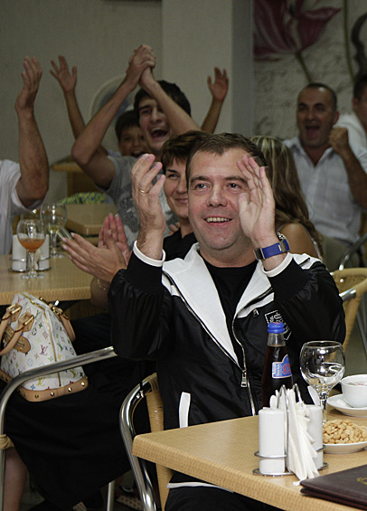 Дмитрий Медведев за столиком кафе во время трансляции товарищеского матча между сборными России и Аргентины по футболу, 2009