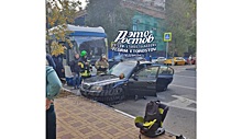 Пострадали двое: в Ростове иномарка врезалась в троллейбус
