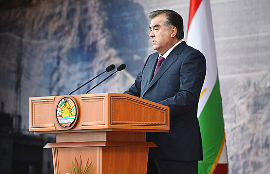 Рахмон поздравил население Таджикистана с Днем государственного флага