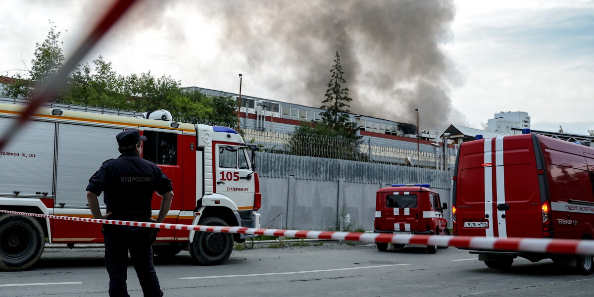 Огонь в цеху «НПО автоматики» в Екатеринбурге потушен, у пожара был третий ранг сложности