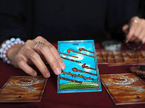 Восьмерка Жезлов в Таро: значение карты и сочетание с другими арканами