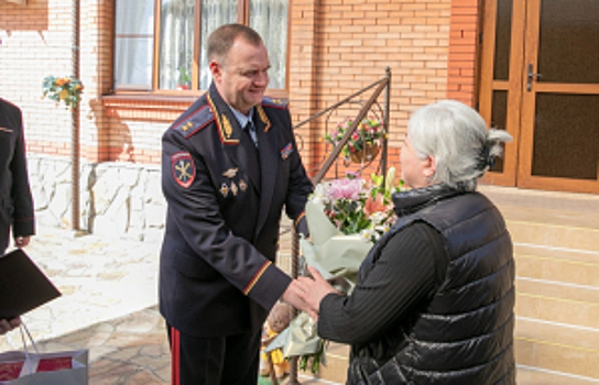 Сотрудники министерства внутренних дел Северной Осетии поздравили мать Героя России Заура Джибилова с наступающим Международным женским днем