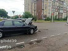 На Горького легковушка врезалась в микроавтобус, в аварии пострадал 7-летний мальчик