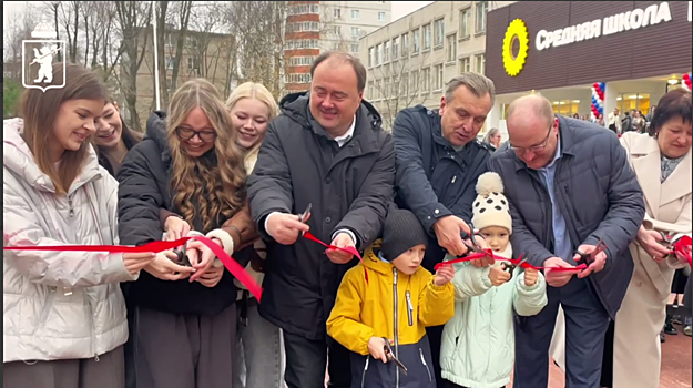 Мэр Ярославля Артем Молчанов открыл детскую площадку во дворе школы №26