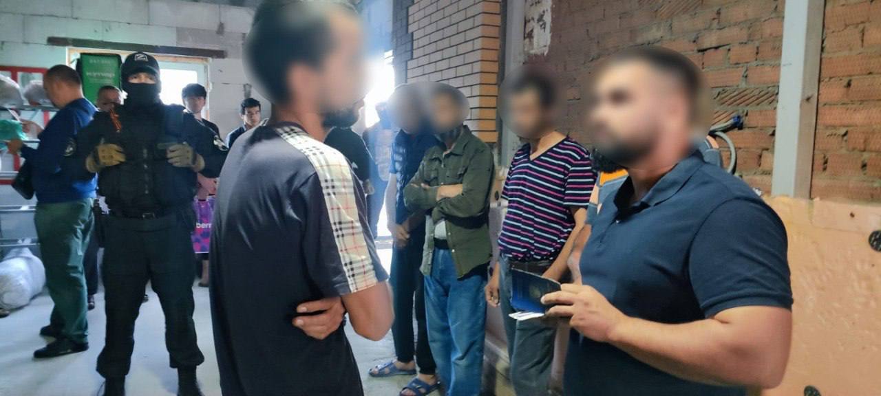 Двоих мигрантов выдворили из России после полицейского рейда в новосибирском СНТ
