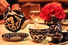 С солью и сметаной: как в Казахстане пьют чай