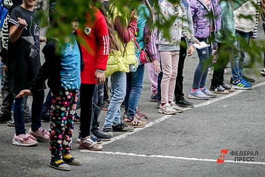 В Омске автоперевозчик бросил 330 детей на улице, не довезя до лагеря