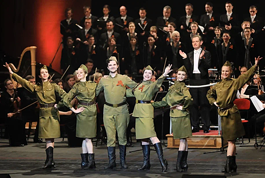 Вечерним подарком в праздник Победы для ростовчан стал концерт артистов Музтеатра и салют