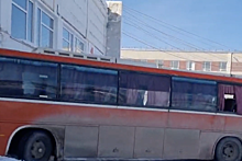 В Магадане рейсовый автобус врезался в здание аэровокзала