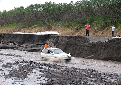 В Балашихе машина вместе с водителем провалилась под землю