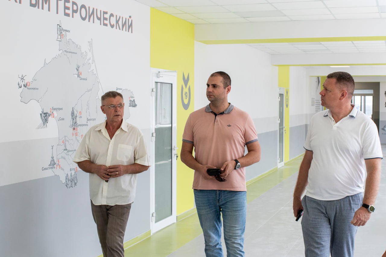 Глава администрации Симферополя Михаил Афанасьев осмотрел школы, в которых завершаются ремонтные работы