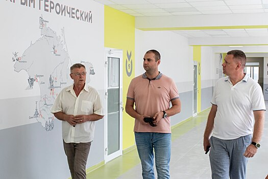 Глава администрации Симферополя Михаил Афанасьев осмотрел школы, в которых завершаются ремонтные работы