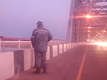 Грустный юноша пришел на мост, но был спасен