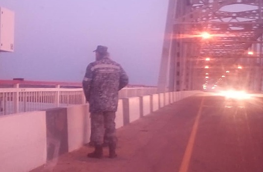 Грустный юноша пришел на мост, но был спасен