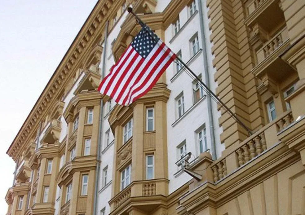 Песков: призыв посольства США к американцам покинуть РФ не является новацией
