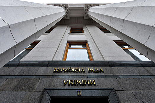 Здание парламента Украины штурмуют сотни пенсионеров МВД