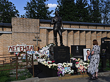 Поклонники почтили память Юрия Шатунова на его могиле