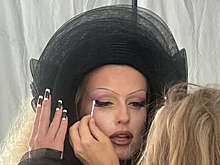 Актриса Софья Эрнст с бровями-ниточками снялась в полупрозрачном платье