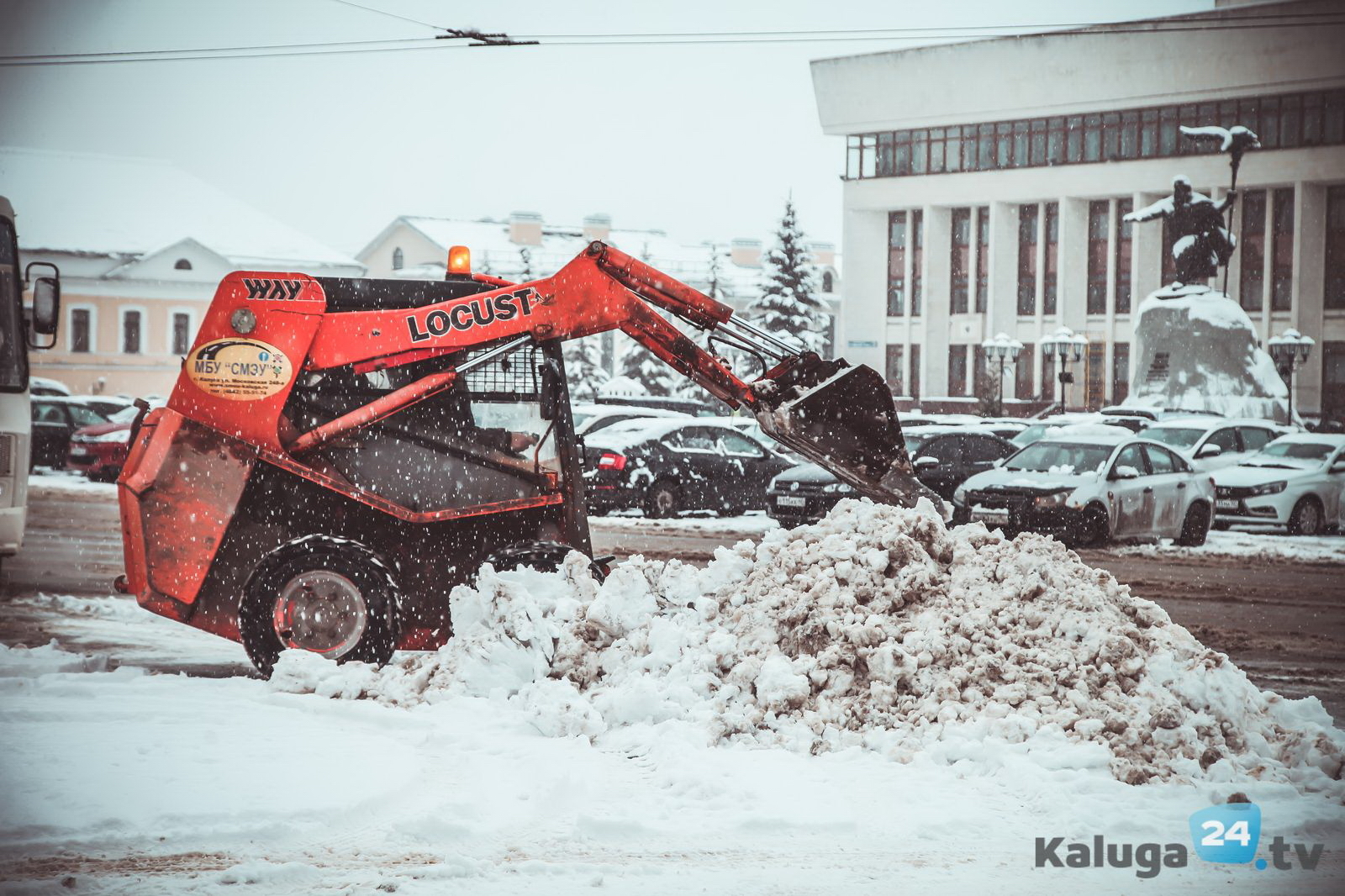 Калужан попросили убрать машины с площади Победы и двух улиц