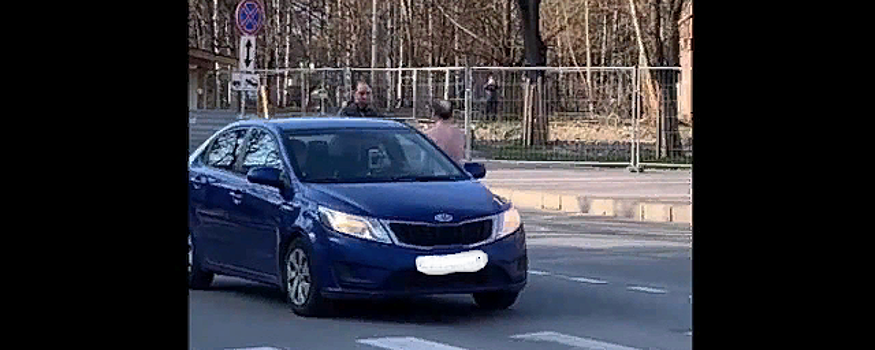 Обнаженный петербуржец, бегающий по улицам, попал на камеры очевидцев