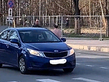 Обнаженный петербуржец, бегающий по улицам, попал на камеры очевидцев