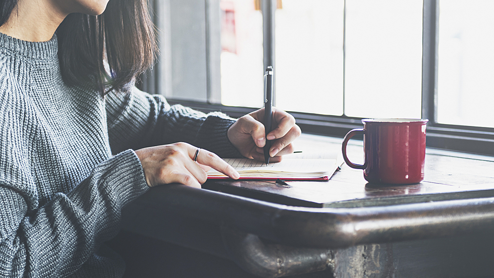 Записные книжки и блокноты потеряли свою необходимость с появлением смартфонов. Сейчас наблюдается обратная тенденция и люди часто отказываются от дорогих девайсов в пользу бумажных носителей