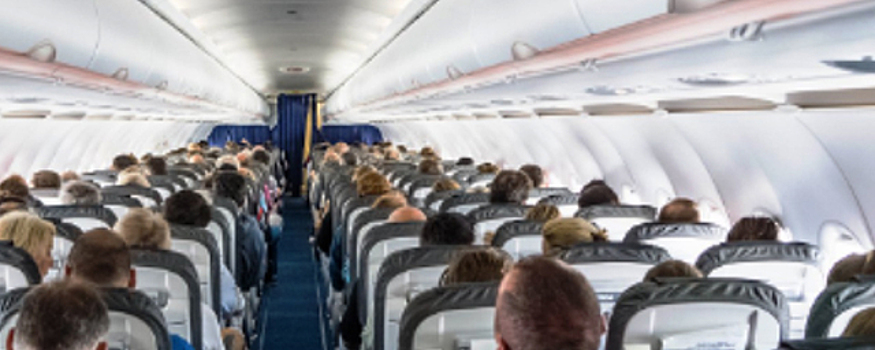 В аэропорту Владивостока с рейса сняли пассажира, устроившего истерику