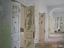 Заброшенная больница зарастает сорняками, а из училища сделали туалет в Волгограде