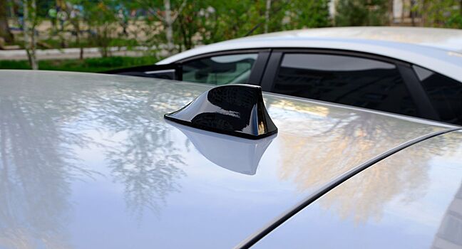 Зачем на автомобилях устанавливают «плавник акулы»