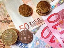 Евро опустился ниже 77 рублей