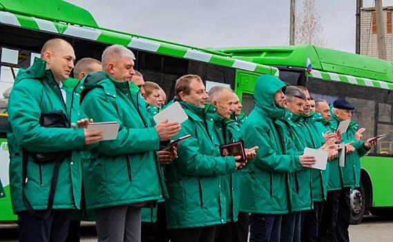 В Курске водителей общественного транспорта наградили медалями «Защитник Курской области»
