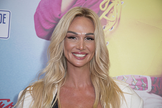 Модель Виктория Лопырева показала помолвочное кольцо с огромным бриллиантом