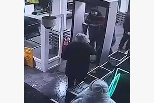 На вокзале россиянка сломала руку из-за действия охранника