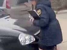 Должник попытался задавить судебного пристава в российском городе и попал на видео